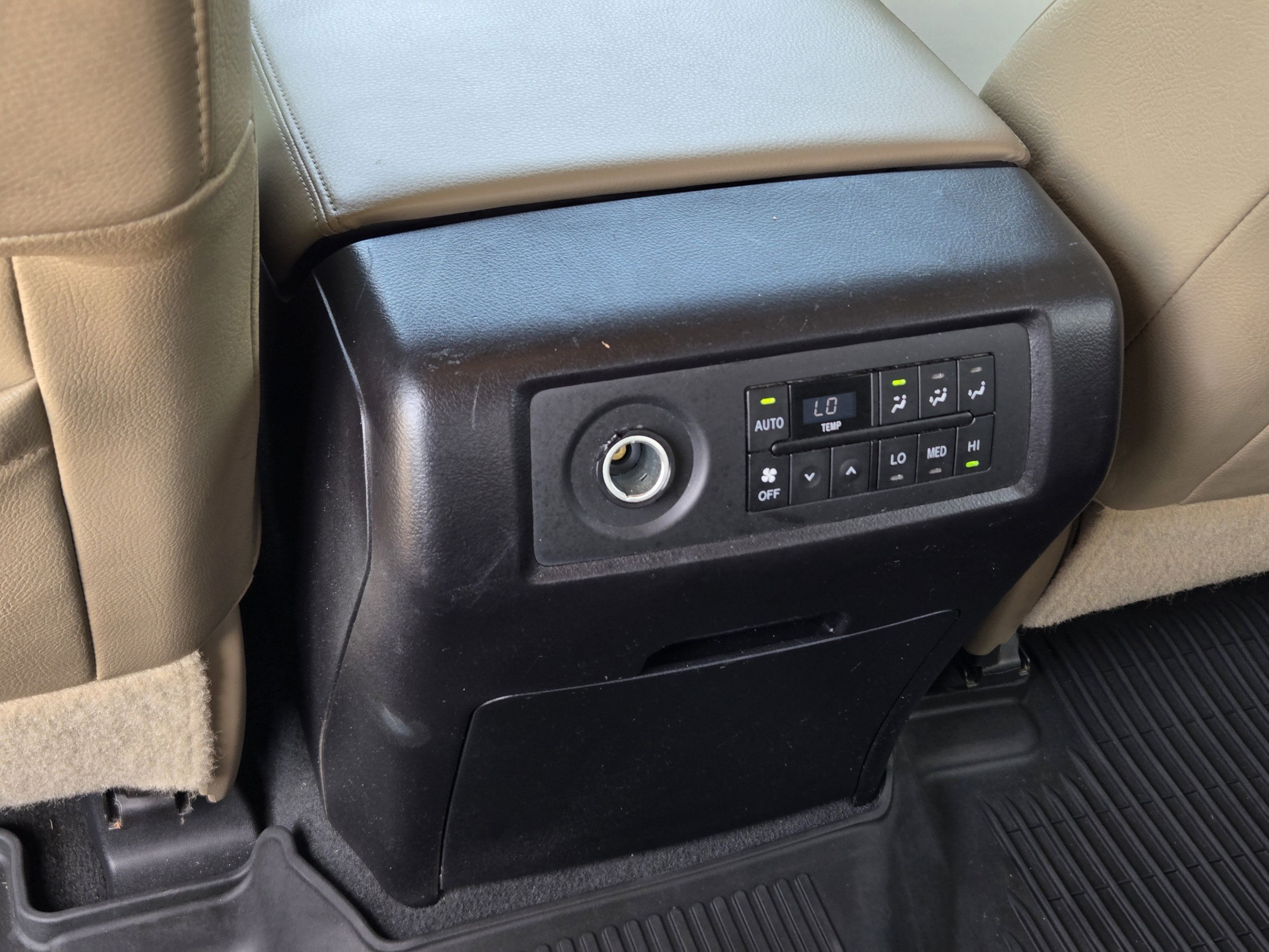 Used 2020 Toyota Sequoia Limited w/ Safety & Convenience Package AWD/4WD image 29
