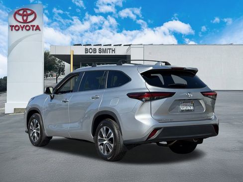 Certified 2024 Toyota Highlander XLE image 7