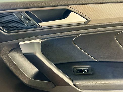 Used 2024 Volkswagen Tiguan SE image 32