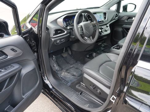 Used 2025 Chrysler Pacifica Select FWD image 13