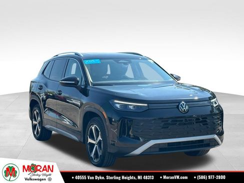 Used 2025 Volkswagen Tiguan SE w/ Panoramic Sunroof Package AWD/4WD image 6