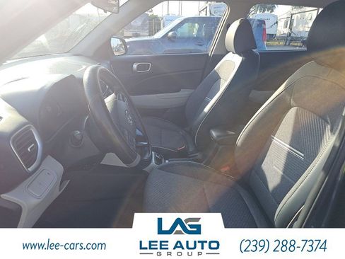 Used 2024 Hyundai Venue Limited image 2