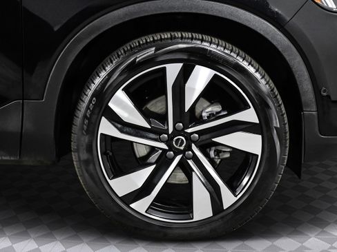 Used 2025 Volvo XC40 B5 Plus image 31