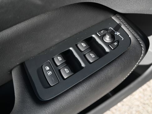 Used 2025 Volvo XC60 B5 Plus image 27