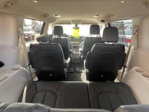 Used 2020 Chrysler Pacifica Touring-L image 10