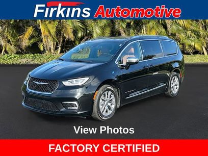 Used 2025 Chrysler Pacifica Pinnacle