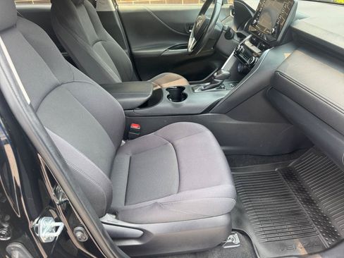 Used 2021 Toyota Venza LE AWD/4WD image 13