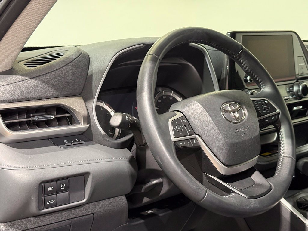 Used 2025 Toyota Highlander XLE AWD/4WD image 17