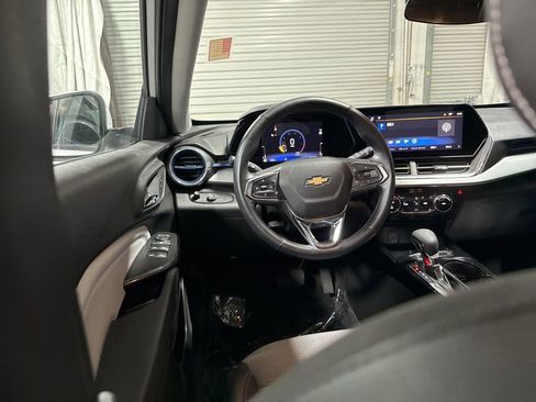 Used 2025 Chevrolet Trax LT w/ LT Convenience Package FWD image 18