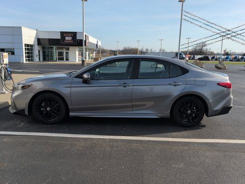 Used 2025 Toyota Camry SE image 5