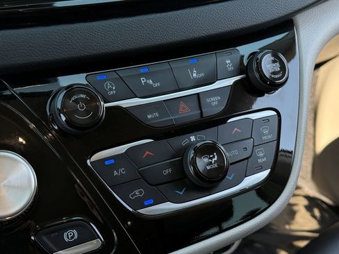 Used 2024 Chrysler Pacifica Touring-L image 26