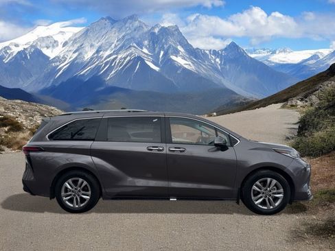 Certified 2023 Toyota Sienna Limited image 6