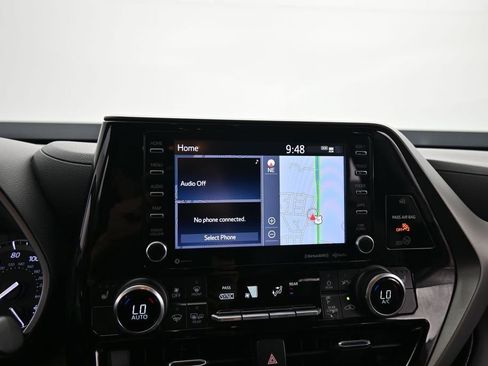 Used 2022 Toyota Highlander XLE AWD/4WD image 21