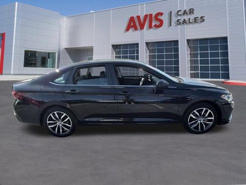 Used 2025 Volkswagen Jetta SE FWD image 5
