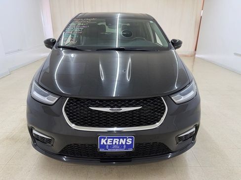 Used 2023 Chrysler Pacifica Touring-L FWD image 8