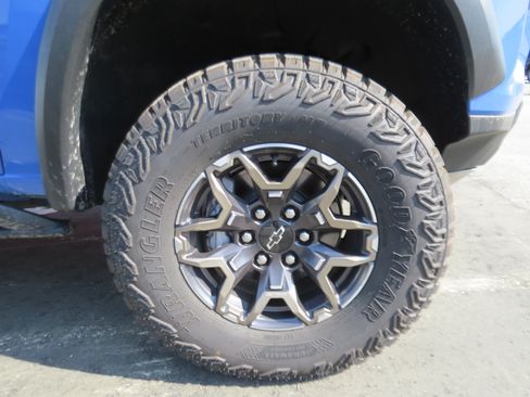 Used 2026 Chevrolet Colorado ZR2 w/ Technology Package AWD/4WD image 9
