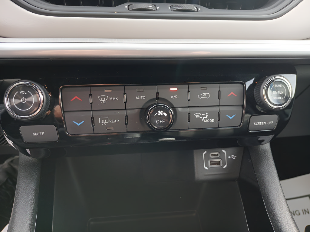 Used 2025 Jeep Compass Limited AWD/4WD image 21