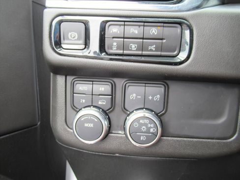 Used 2025 GMC Yukon XL Denali AWD/4WD image 21
