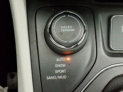 Used 2020 Jeep Cherokee Latitude Plus AWD/4WD image 22