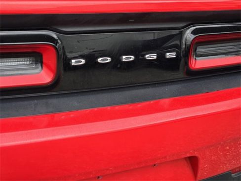 Used 2019 Dodge Challenger SXT image 9