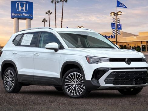 Used 2025 Volkswagen Taos SE FWD image 2