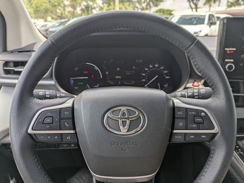 Used 2025 Toyota Sienna XLE FWD image 30