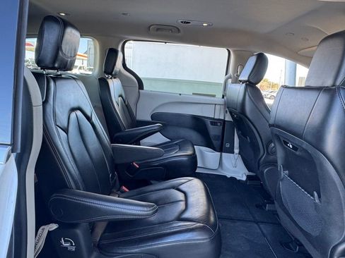 Used 2023 Chrysler Pacifica Touring-L image 37
