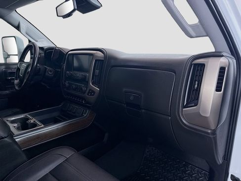 Used 2019 GMC Sierra 2500 Denali w/ Duramax Plus Package AWD/4WD image 29