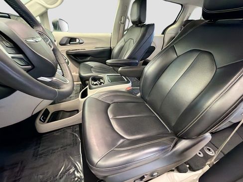 Used 2023 Chrysler Pacifica Touring-L image 11