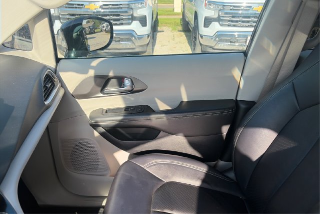 Used 2024 Chrysler Pacifica Touring-L FWD image 20