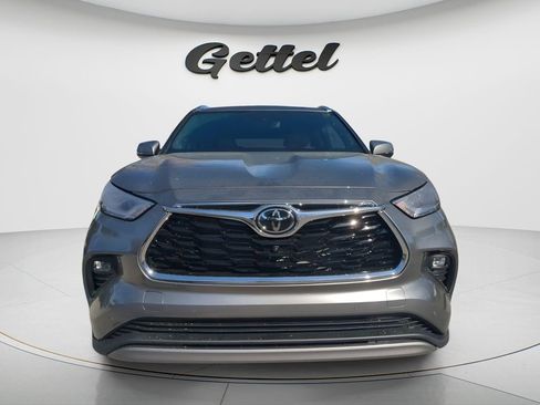 New 2026 Toyota Highlander Platinum image 9