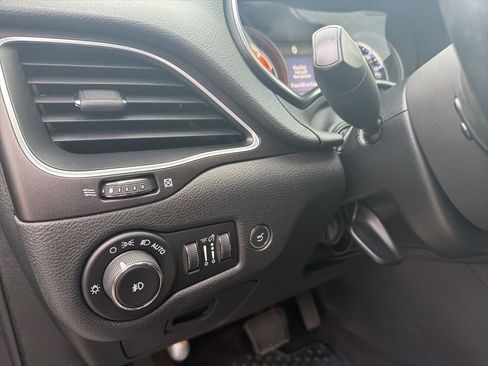 Used 2019 Jeep Cherokee Trailhawk image 19