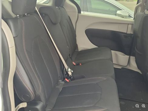 Used 2018 Chrysler Pacifica LX FWD image 2