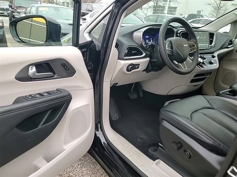 Used 2024 Chrysler Pacifica Touring-L image 10