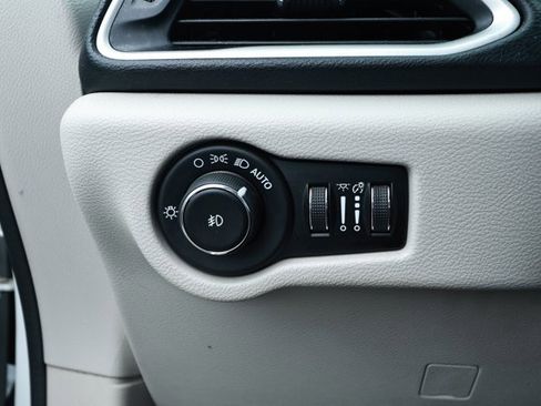 Used 2020 Chrysler Pacifica Touring-L FWD image 14
