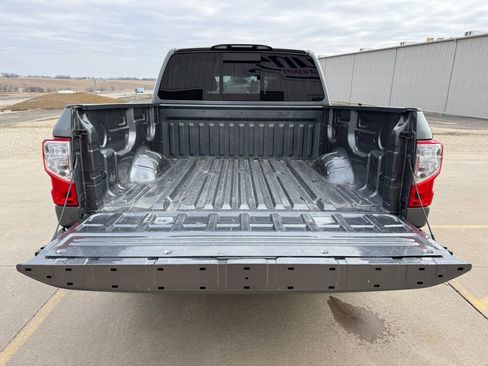 Used 2018 Nissan Titan SV image 11