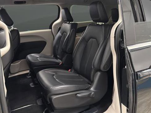 Used 2023 Chrysler Pacifica Touring-L FWD image 22