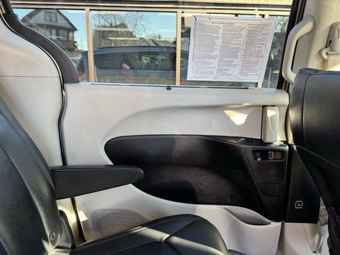 Used 2017 Chrysler Pacifica Touring-L image 20