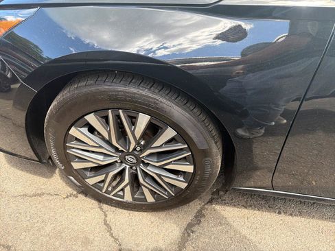 Used 2024 Nissan Altima 2.5 SV FWD image 14