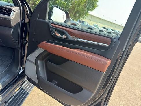 Used 2023 GMC Yukon XL Denali Ultimate AWD/4WD image 16