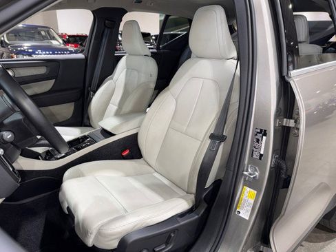 Used 2020 Volvo XC40 T4 Inscription image 9