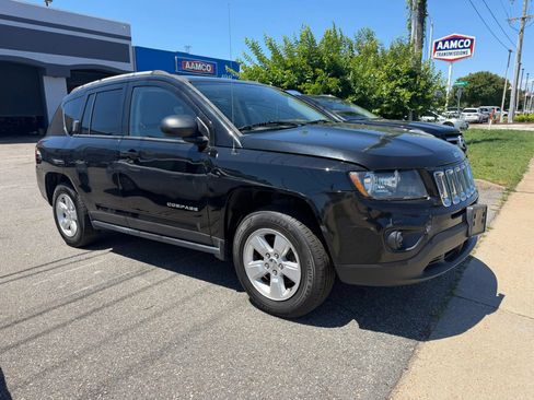 Used 2016 Jeep Compass Latitude FWD image 3