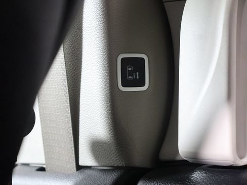 Used 2024 Chrysler Pacifica Limited FWD image 32