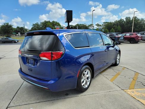 Used 2018 Chrysler Pacifica Touring Plus w/ Tire & Wheel Group FWD image 5