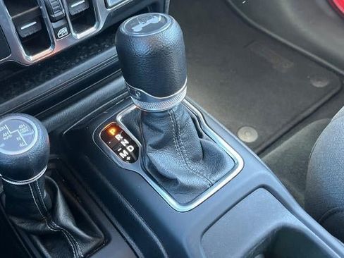 Used 2024 Jeep Wrangler Unlimited Sahara AWD/4WD image 29