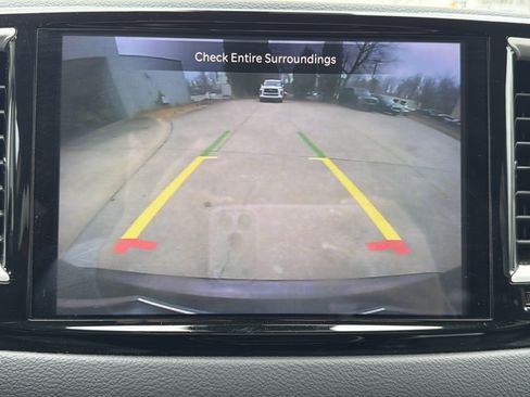 Used 2023 Chrysler Pacifica Touring-L image 15