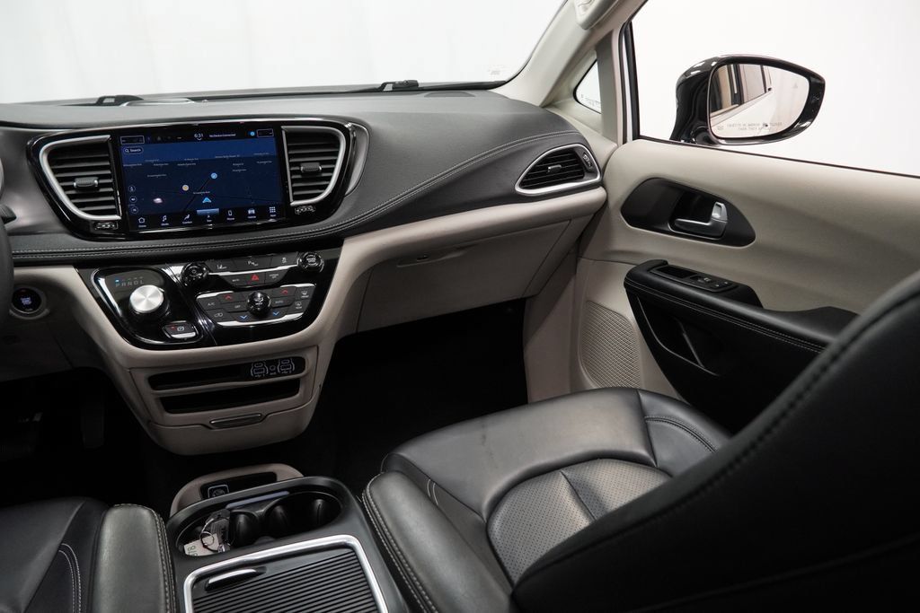 Used 2024 Chrysler Pacifica Limited FWD image 18