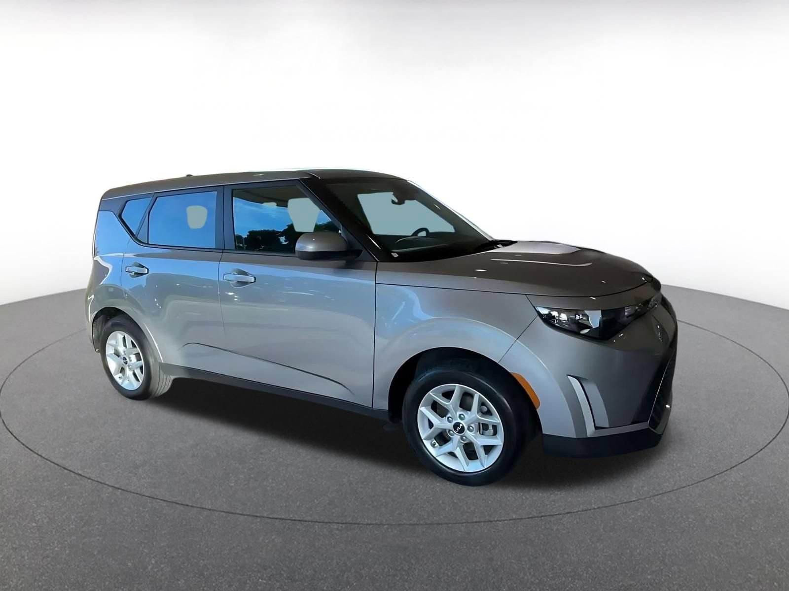 Used 2025 Kia Soul LX w/ LX Technology Package FWD image 2