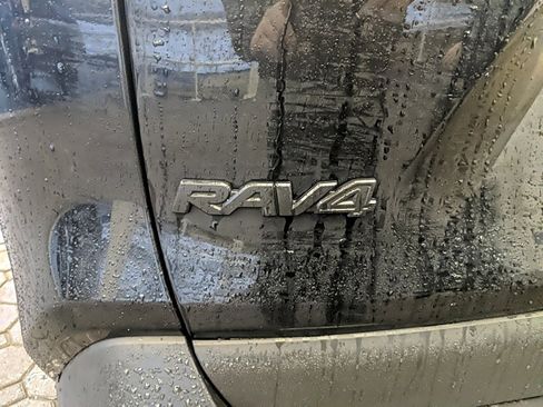 Used 2019 Toyota RAV4 XLE Premium image 7