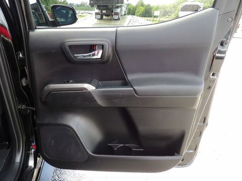 Used 2022 Toyota Tacoma TRD Off-Road w/ Technology Package RWD image 32